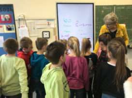 Grundschul-Malwettbewerb: Siegerehrung - KGS in der Wasserkuhl, die Schüler können es kaum abwarten mit dem Samsung FliP zu arbeiten